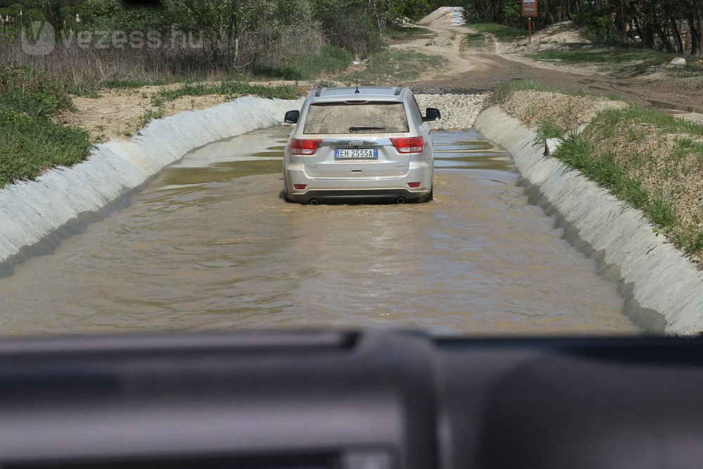 A Grand Cherokee is végigment a pályán