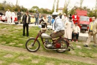 Szinte állva ül a stéherező motoros, hogy minél több szelet elfogjon a bicikliversenyző elől