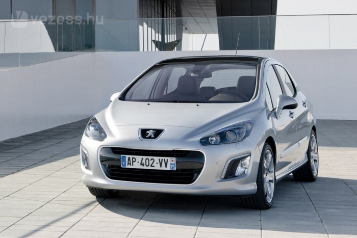 Peugeot 308: Minek ebbe stopper? 11 | Vezess Modelltől függően csökkentett gördülési ellenállású a gumi, 0,28-ra csiszolták az alaktényezőt és átlagosan negyedmázsás súlyfeleslegtől is megszabadult a 308