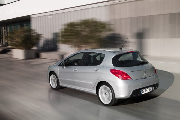 Peugeot 308: Minek ebbe stopper? 8 | Vezess Nyári gyártástól az e-HDI EGS6 változatok CO2-kibocsátási értéke 98 g/km-re csökken. Ennél csak a Focus EcoNetic lesz jobb a kompakt autók között 95-tel