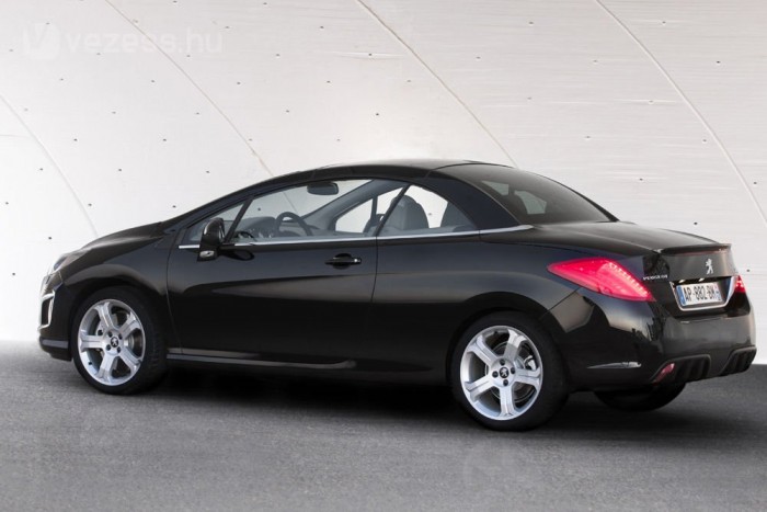 Peugeot 308: Minek ebbe stopper? 12 | Vezess Oldal- és hátulnézetből pedig az új felnik és díszlécek, illetve átdolgozott lökhárítók jelentik a változást