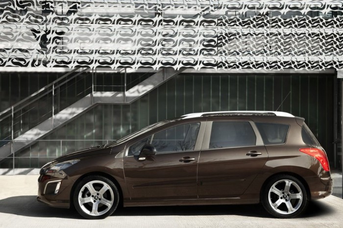 Peugeot 308: Minek ebbe stopper? 6 | Vezess Nagyon kellemes elfoglaltság a Peugeotban ücsörögni, elsősorban csendessége és finom rugózása miatt