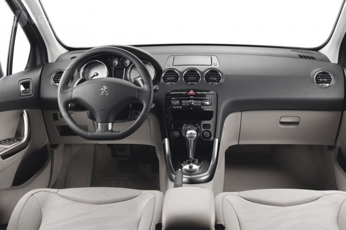 Peugeot 308: Minek ebbe stopper? 9 | Vezess Süppedősen puhák a műanyagok, a 308 halk belül