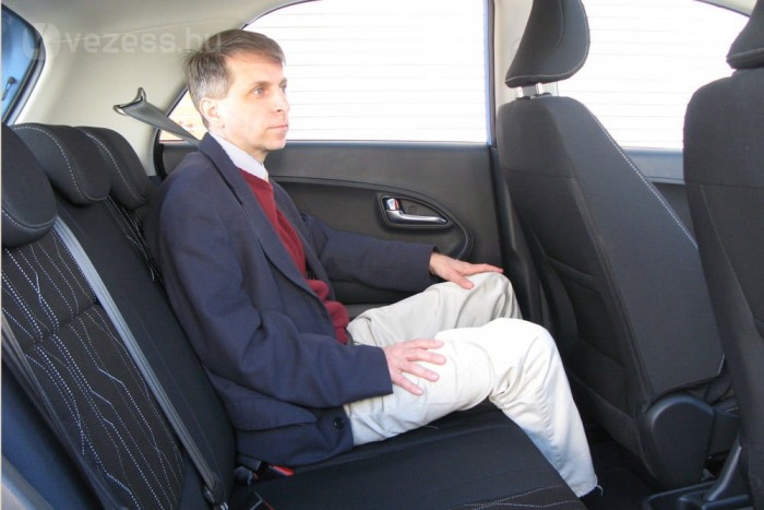 Teletank tízezerért – videó 14 | Vezess Egy átlagos magasságú vezető mögött ennyi hely maradt nekem, aki nem ütöm meg az átlagot. Nemcsak sok a hely, hanem nagy az ülés és kényelmesen is lehet ülni rajta