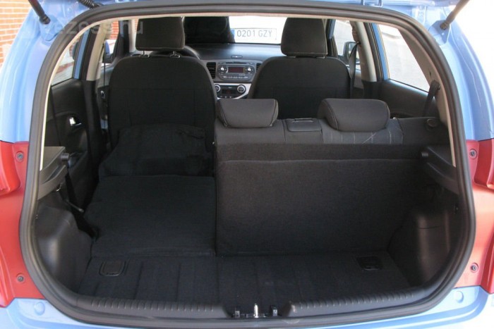 Teletank tízezerért – videó 10 | Vezess Még a legolcsóbb változatnál (LX) is alaptartozék az osztottan dönthető hátsó támla, amit teljesen vízszintesre lehet lehajtani, miután előrebillentettük az ülőlapot. Az egész ülés előrehajtása után 870 literesre nő az eredetileg csak 200 literes csomagtartó