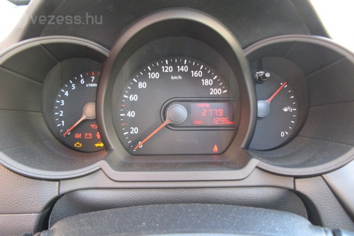 Teletank tízezerért – videó 17 | Vezess A fordulatszámmérő csak a legmagasabb szinten (EX) alaptartozék, a másodikhoz (LX Cool) pedig megvásárolható. A fedélzeti számítógép alapáron is jár, gázos motor esetén az üzemanyagszint jelző a gáz mennyiségét mutatja, alatta LED-es műszer jelzi, mennyi benzin van a tízliteres tankban