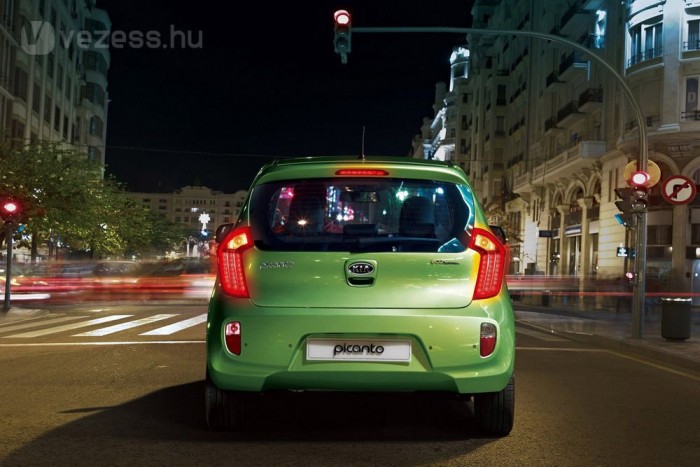 Teletank tízezerért – videó 12 | Vezess Még a fények is játszani kezdenek a Picanto hátulján. Az új szín neve citromfű(zöld)