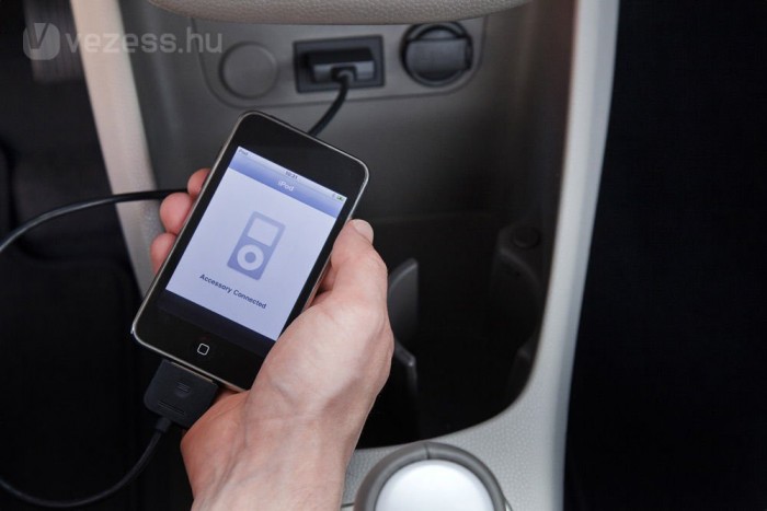 Teletank tízezerért – videó 7 | Vezess Mint minden Kiában, a Picantóban is van Aux és USB aljzat, és jár hozzájuk az Apple termékek csatlakozó zsinórja. Az aljzatok csak a legfelső szinten alaptartozékok, a második szinthez egy csomag részeként vásárolhatók meg