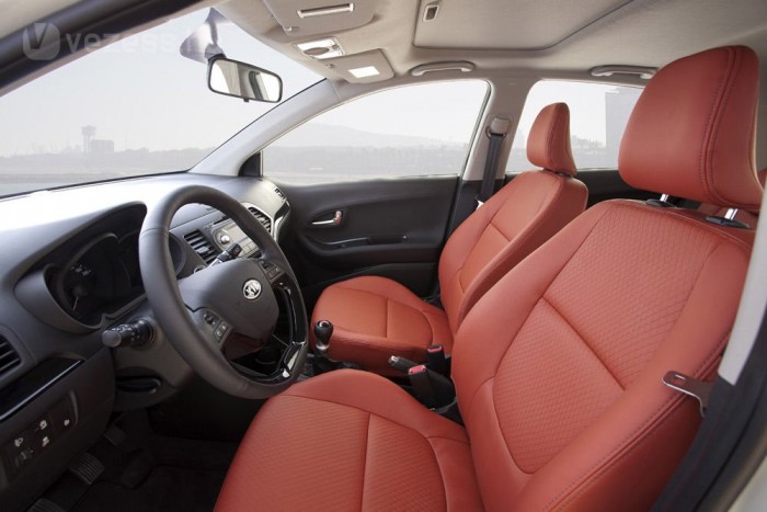 Teletank tízezerért – videó 6 | Vezess Nem Ferrari, Picanto. Bizony, ilyen bőrüléses változat is létezik! Az első ülések nagyméretűek, és jó magasan helyezték el őket. A kormány csak függőlegesen állítható