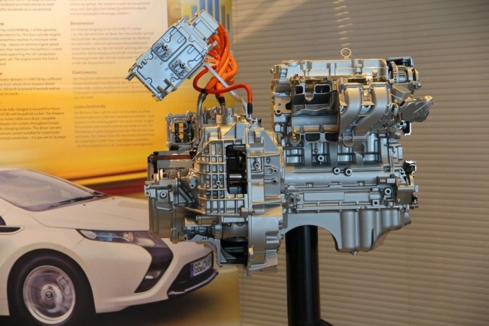 Vezettük: Opel Ampera, elektromos Meriva, Opel FCV 20 | Vezess Négyhengeres benzinmotor, villanymotor, villanymotor-generátor bolygóművel összekötve. Nagy sebességnél van mechanikus kapcsolat a motor és a kerék között, tehát - szerintünk - az Ampera voltaképpen egy máshogy programozott, főleg elektromos üzemre szánt fullhibrid-autó