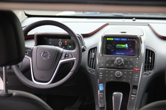 Vezettük: Opel Ampera, elektromos Meriva, Opel FCV 19 | Vezess A Chevrolet Cruze-ból ismerős pár részlet, de a két nagy kijelző teljesen új