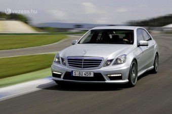 Rákészül a BMW M5-re az AMG Merci