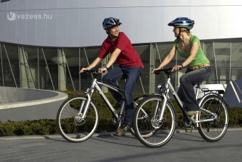 A biciklisekre hajt a Mol