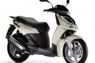 Egy szép Aprilia Sportcity 125. Most A-s jogsi kell hozzá, Németországban elég lenne a B-s önmagában.