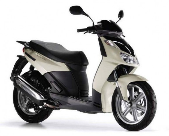 Egy szép Aprilia Sportcity 125. Most A-s jogsi kell hozzá, Németországban elég lenne a B-s önmagában.