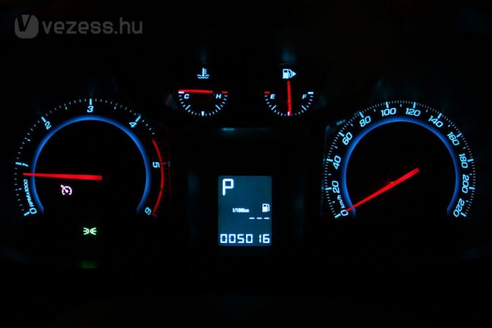 Sötétben is jó ránézni a műszereire