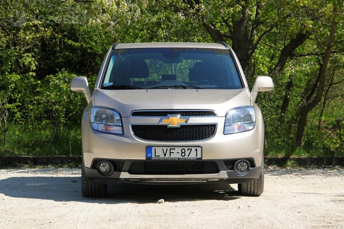 Erős, de nem túl takarékos az orrban dolgozó, csendes dízelmotor