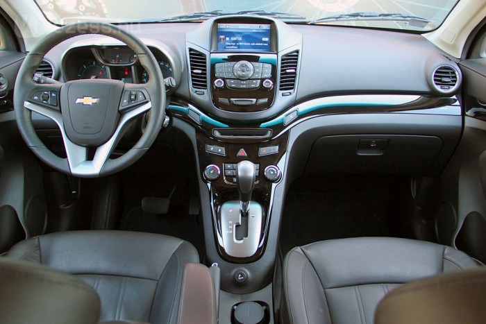 Hangulatos, ívelt formák, közepes anyagfelhozatal