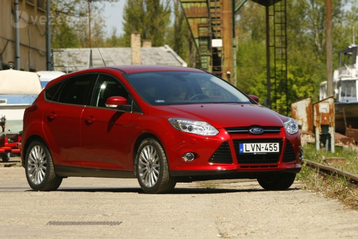 Kiálló síneken megdöccen az autó, más úthibákkal jól elboldogul a futómű