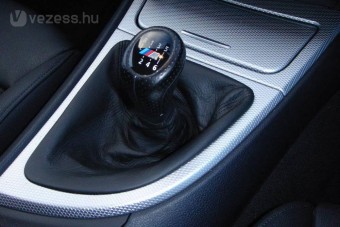 Pole pozícióban a lámpánál