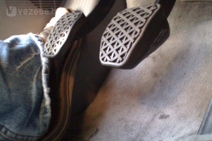 Pole pozícióban a lámpánál 6 | Vezess Pirosnál várakozva a bal láb pihentetése hosszú távon kifizetődő