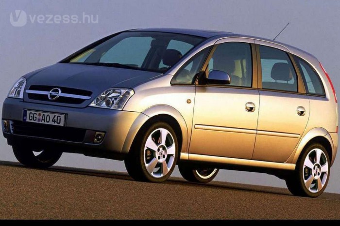 Pole pozícióban a lámpánál 8 | Vezess Magas építése miatt tágas a 404 centi hosszú Meriva