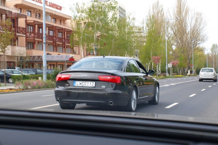 Pole pozícióban a lámpánál 9 | Vezess Nehezen magyarázható a sebességtúllépés
