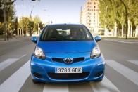 Érdekesség, hogy az ugyanott, csak minimális eltéréssel gyártott Toyota Aygo, jobb a Peugeot 107-nél