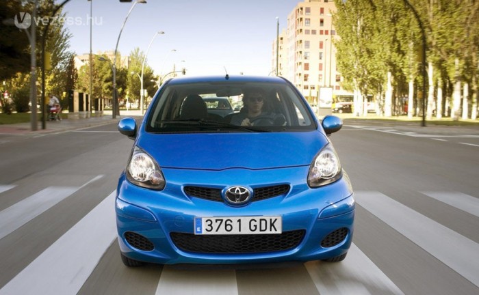 Érdekesség, hogy az ugyanott, csak minimális eltéréssel gyártott Toyota Aygo, jobb a Peugeot 107-nél