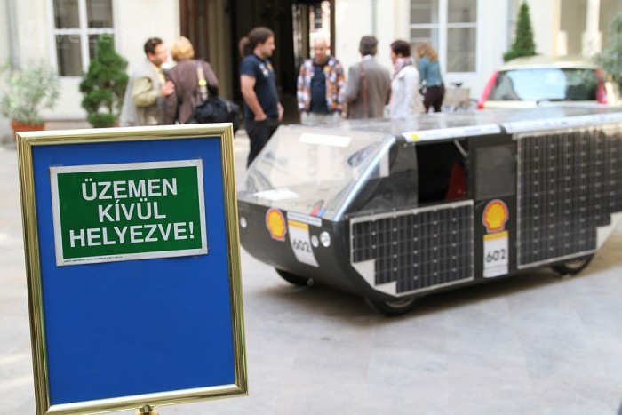 Hétvégén újra Széchenyi futam 10 | Vezess Szerencsétlen szövegű tábla