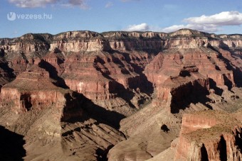Túlélte a 61 méteres autós zuhanást