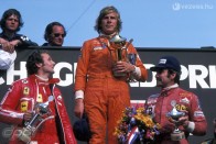 Niki Lauda (balra) és James Hunt (középen) a dobogón, 1976-ban