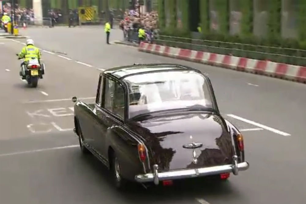 Rolls-Royce-ban utazott a menyasszony 7