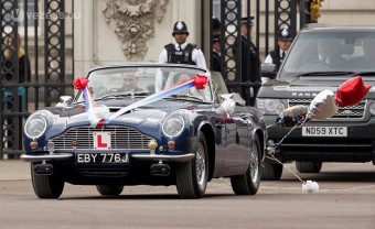 Sportkocsival távozott a hercegi pár