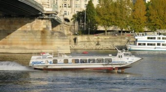 Autó helyett hajóval Budapesten - videó