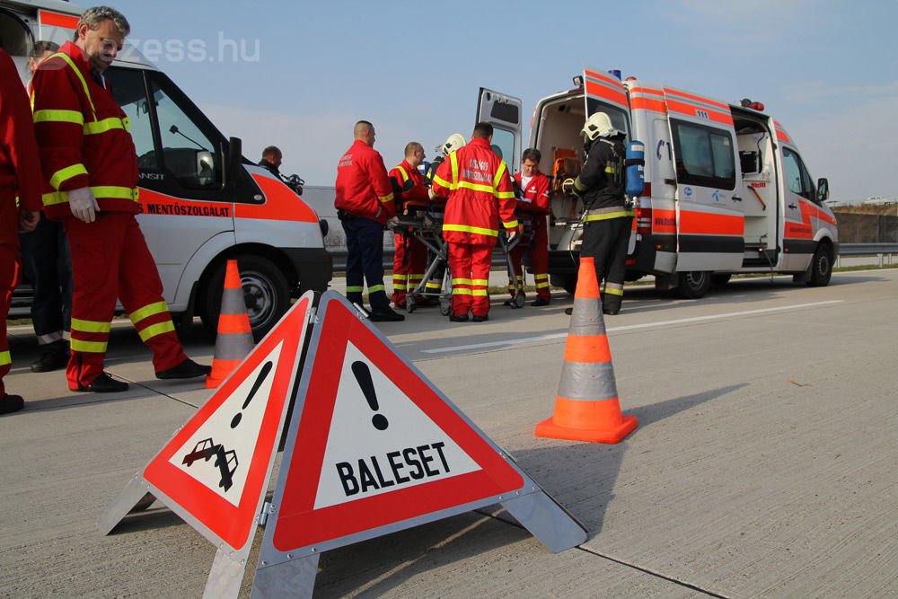 Ammóniát szállító kamionnal ütközött egy személyautó az M31-esen. Bár csak gyakorlat volt, egy tűzoltó mégis megsérült, őt mentőhelikopterrel szállították kórházba.