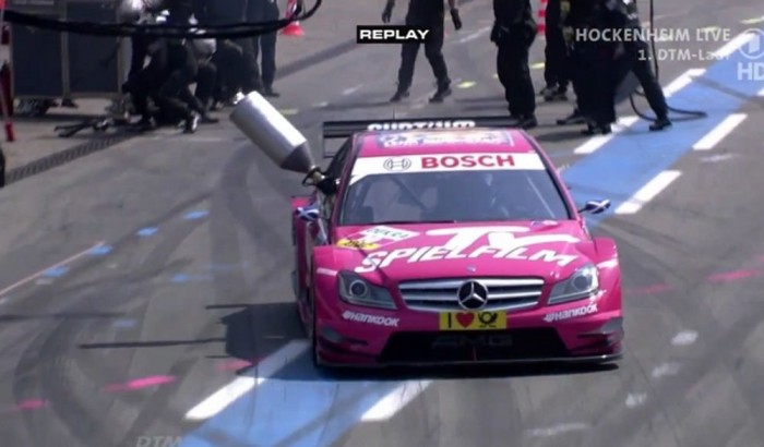 Benzintartállyal együtt robogott ki bokszából a pilótanő