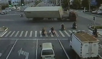 Látványos kamionbaleset Kínában