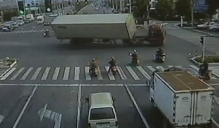 Látványos kamionbaleset Kínában