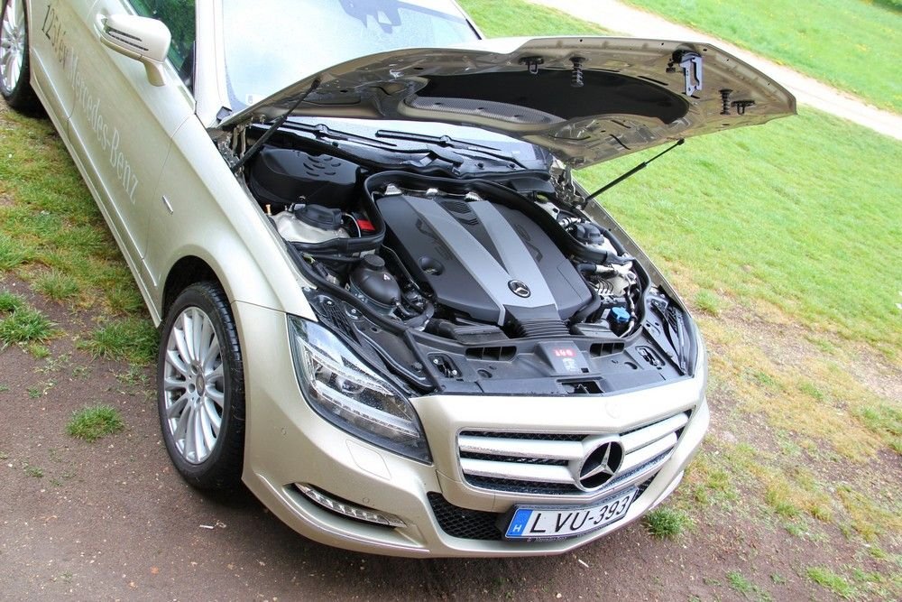 A lehetetlenül erős motor lehetetlenül keveset, nyolc liter gázolajat evett százon, vegyes üzemben. Automatával