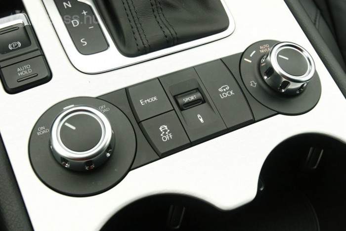 Hiába kapcsolunk elektromos üzembe, szolid gyorsításkor is beröffen a benzines motor