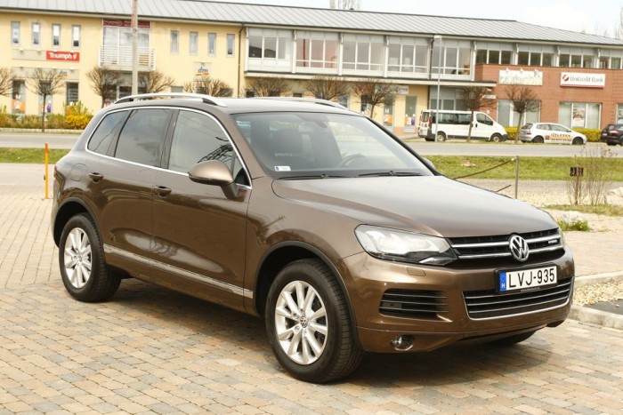 Luxusautók: hibrid vagy dízel? 9 Német teszten 8,1 liter volt a minimumfogyasztása, ugyanott a sokkal gyengébb 3,0 V6 TDI 7,9 litert evett. Átlaguk 11,8 illetve 10,5 liter lett, tehát a 380 lóerős hibrid is takarékos