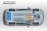 Az RX 450h hátsó kerekeit a villanymotor hajtja, ami jó ötlet, de lemerült akkukkal az autó kényszerűen fronthajtású. A hibrid Touareg mindig 4x4-es