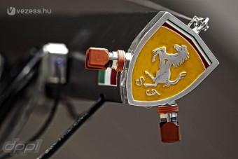 F1: Prüszkölnek a Ferrarinál