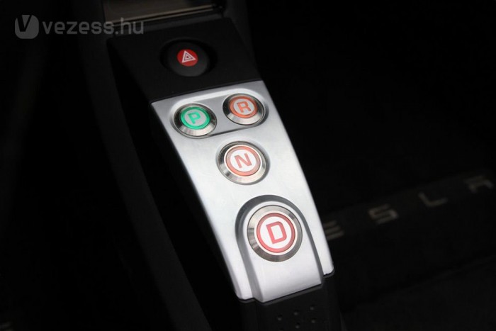 Tolatásnál a motor a másik irányba forog, nincs neki külön áttétel