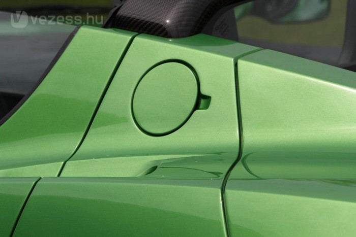 Elektromos csatlakozó van a fedél mögött