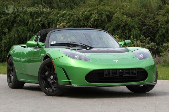 Középmotor, hátsókerék-hajtás, négy másodperc alatti gyorsulás. Mi kellhet még?