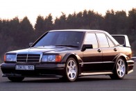 Egy újabb legenda, a Mercedes 190 E 2.5-16 Evolution II. 232 lóereje még mindig tiszteletet parancsol.