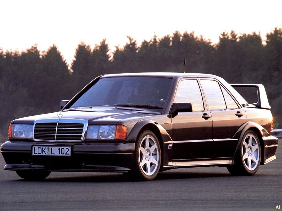 Egy újabb legenda, a Mercedes 190 E 2.5-16 Evolution II. 232 lóereje még mindig tiszteletet parancsol.