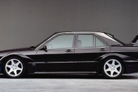 Egy újabb legenda, a Mercedes 190 E 2.5-16 Evolution II. 232 lóereje még mindig tiszteletet parancsol.